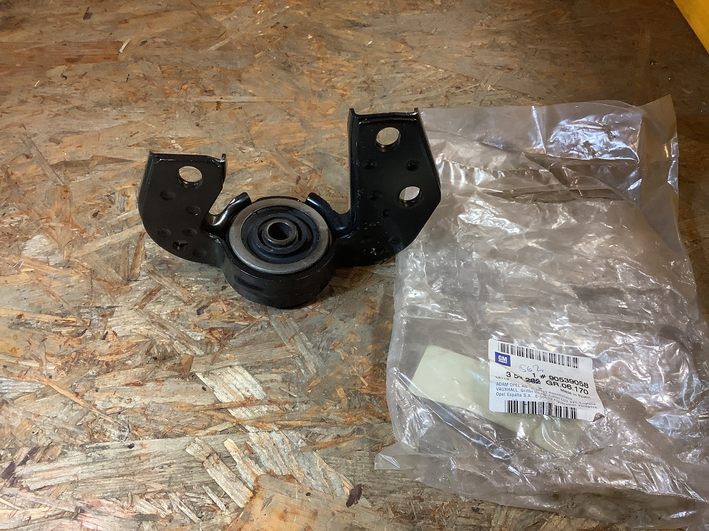 Corsa B, Tigra A Halter, Strebe an Vorderachse links Original GM NEU