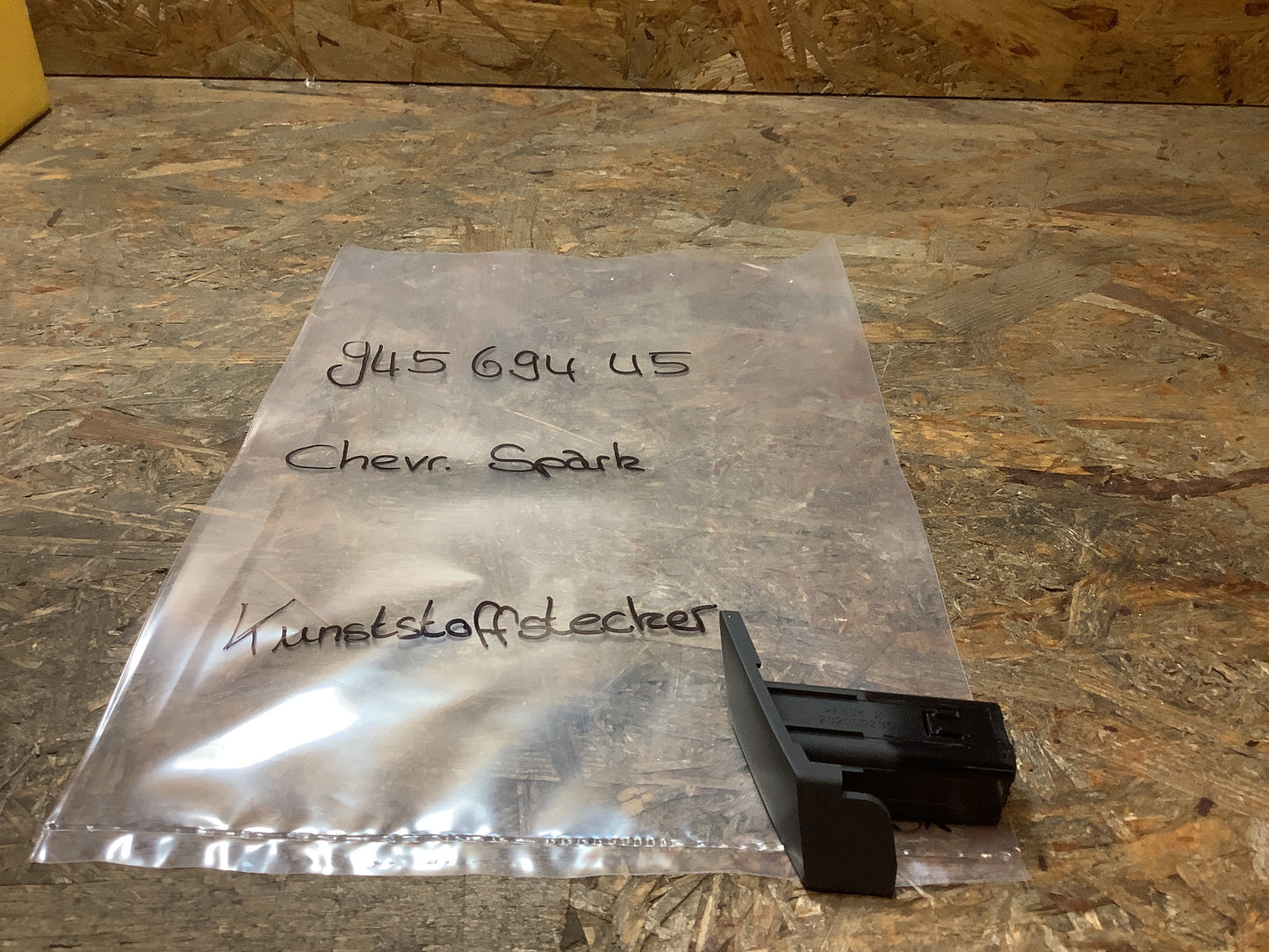 Chevrolet Spark Kunststoffstecker Original GM NEU