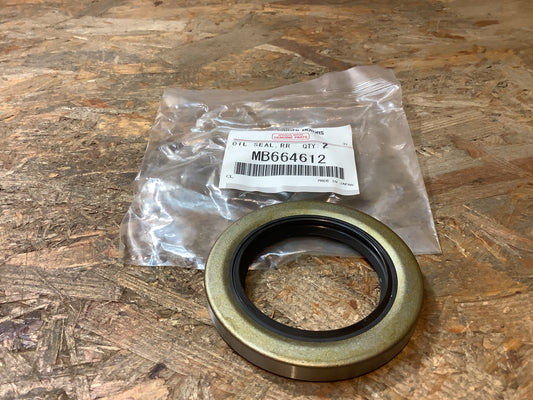 Mitsubishi L200 Halbwellendichtung, hinten Original Mitsubishi NEU