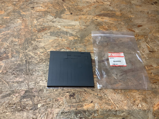 Mitsubishi Space Satz Distancestücke an Windschutzscheibe Original NEU