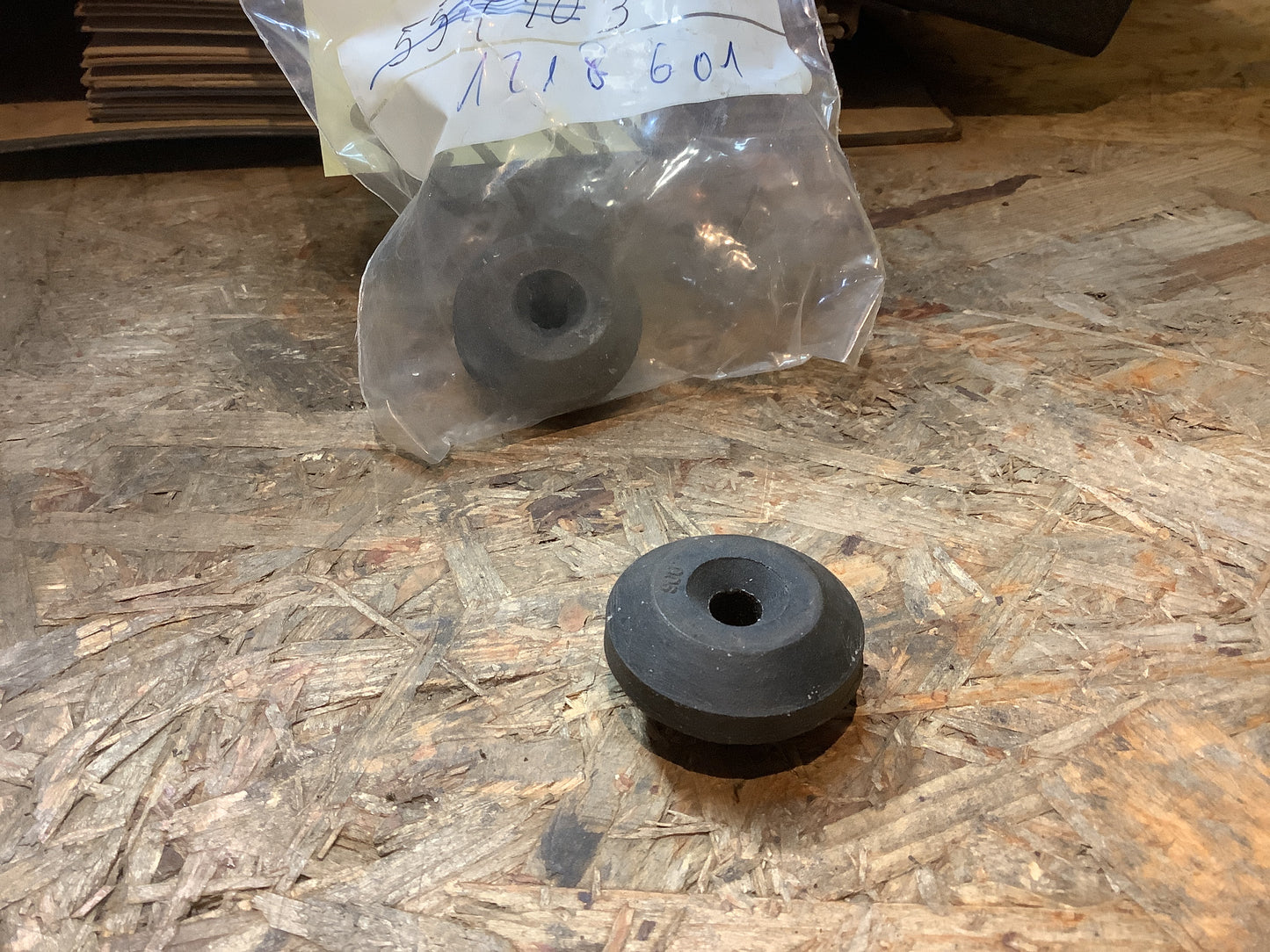 Opel Rekord, Commodore B Gummipuffer für Kühler NEU