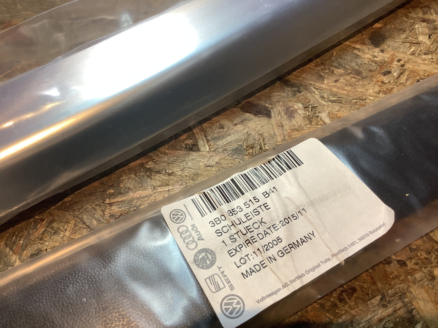 VW Passat, VW Variant (PA) 2000 Zier-/Schutzleiste, Kotflügel Tür V.L Original VW NEU