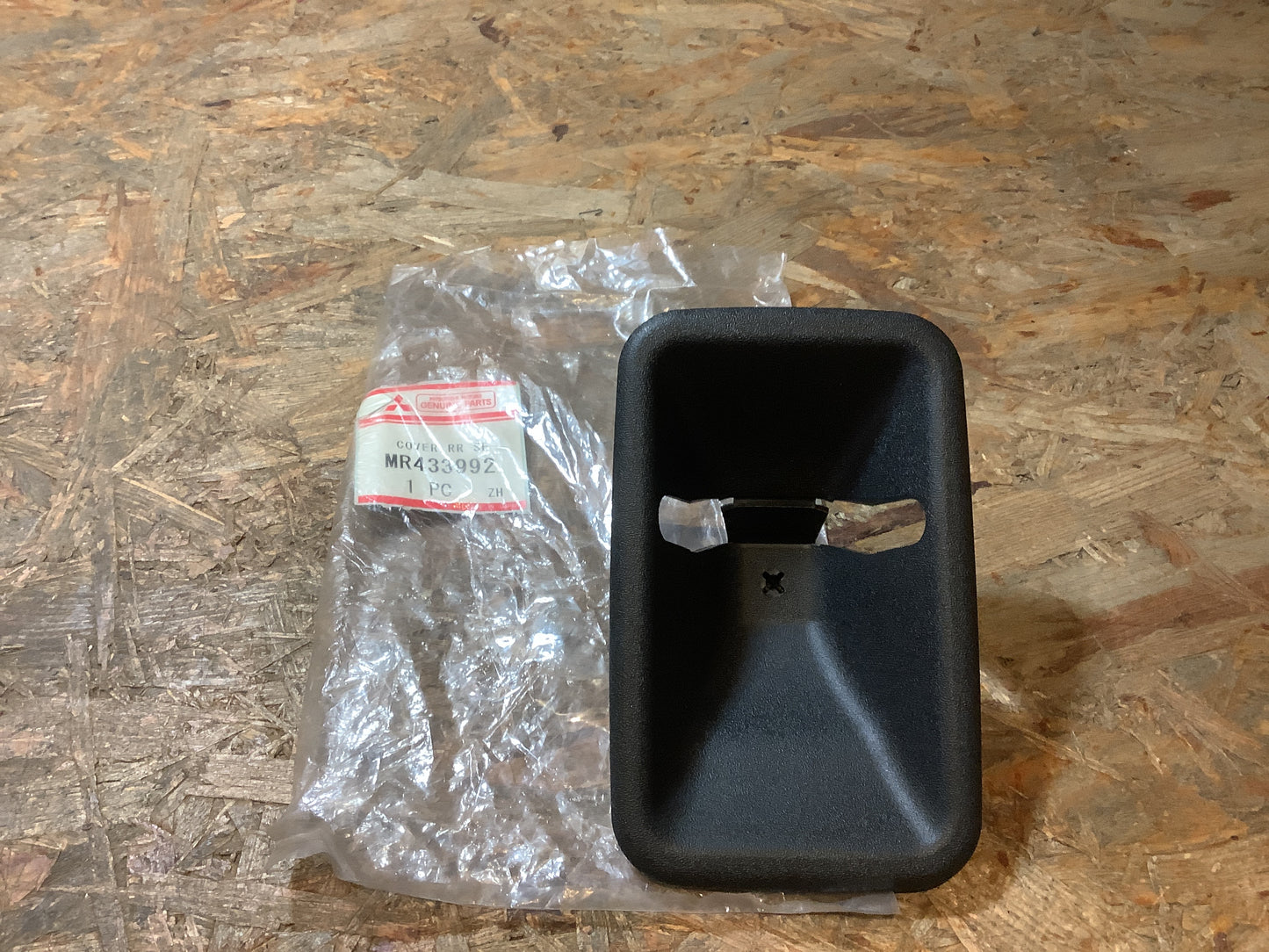 Mitsubishi Pajero III, (V6,V7), Bj. 00-06  - Mitsubishi Montero III, (V6,V7), Bj. 00-06 Abdeckung, Sitzverrieglung hinten Original Mitsubishi NEU