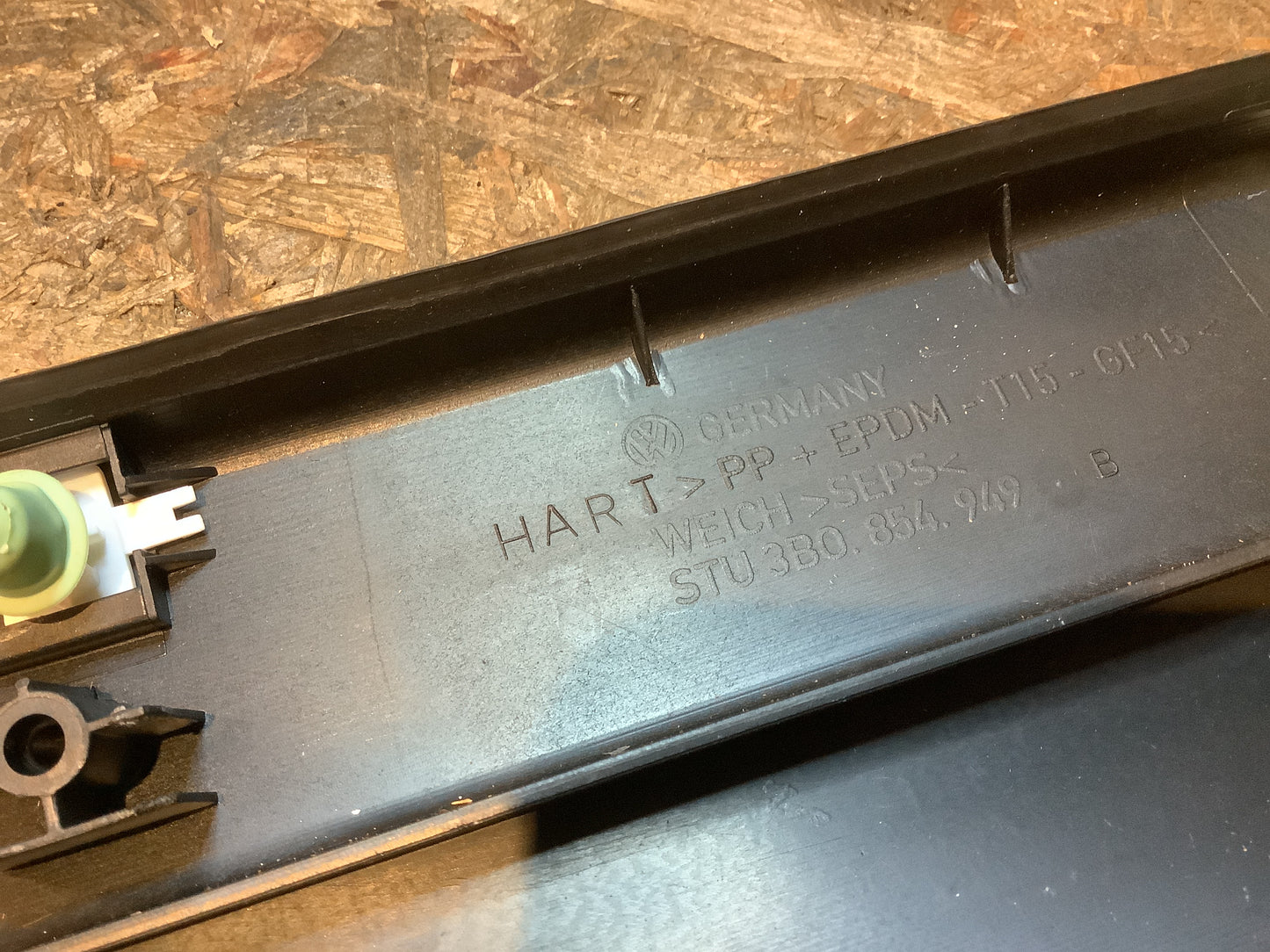 VW Passat 3B/3B6 Zierleiste links hinten Original VW NEU