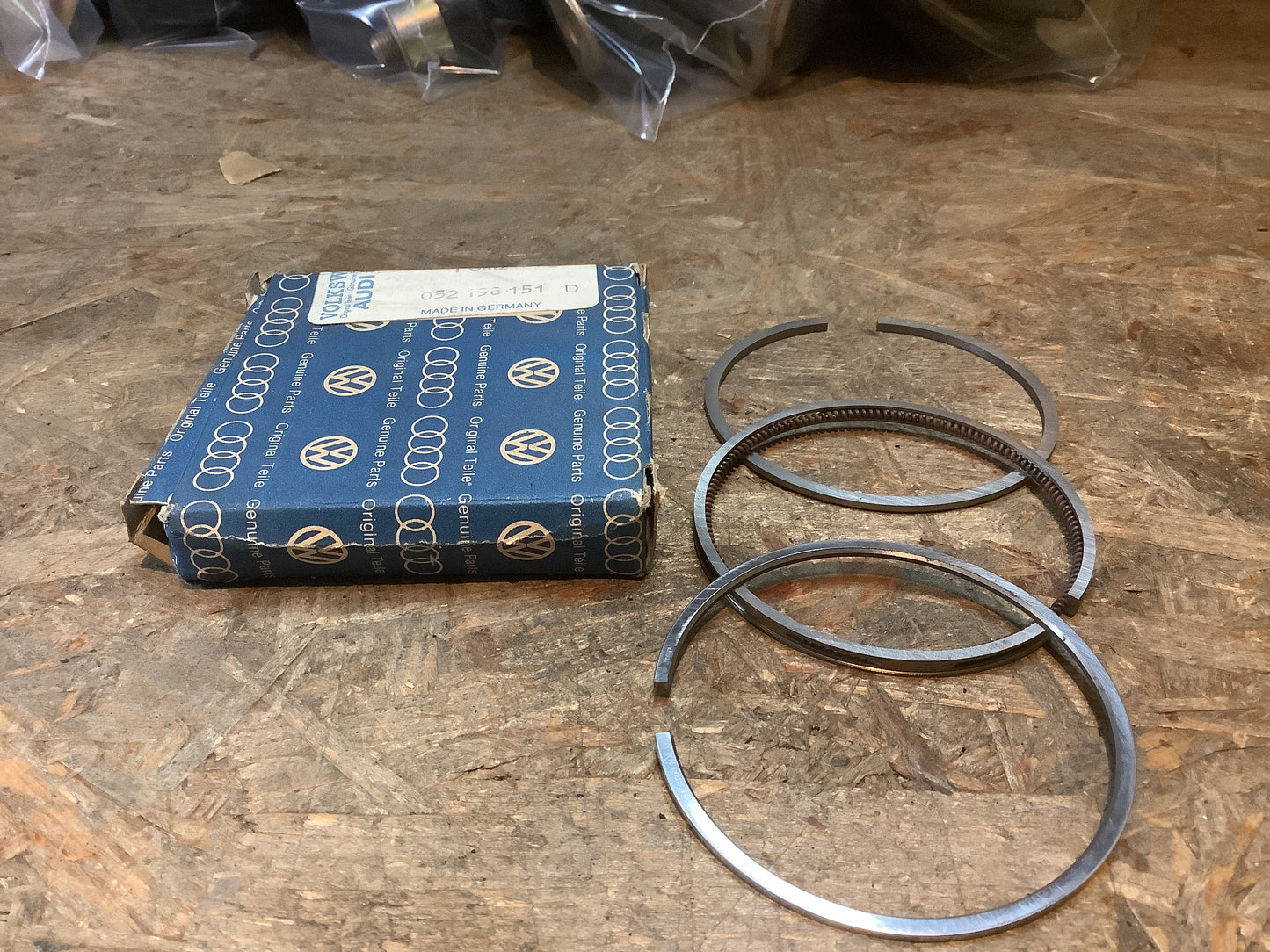 VW Polo 86C, VW Golf I Kolbenringsatz Bohrung 69,5 mm Original VW NEU