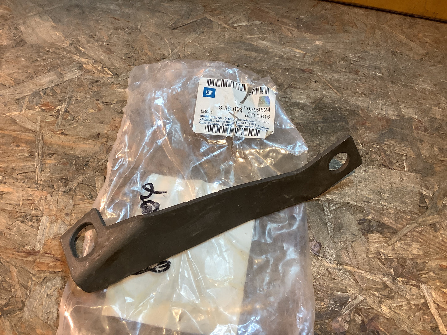 Opel Astra F Auspuffhalter vorn an Motor Original GM NEU