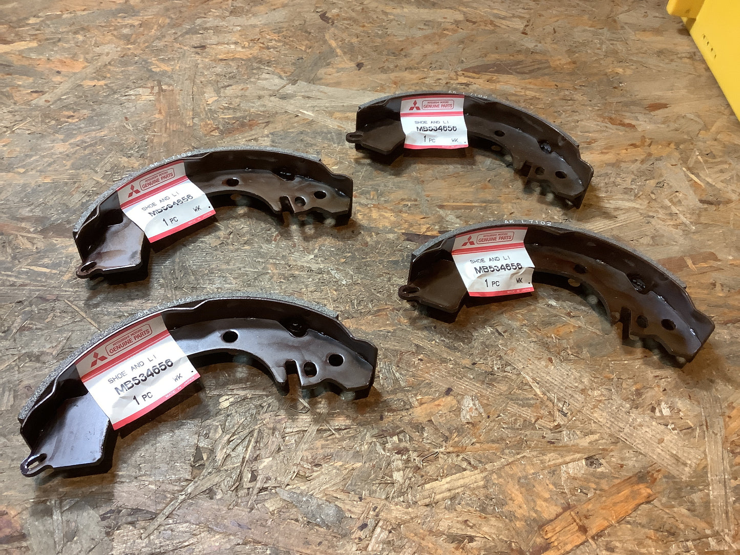 Mitsubishi Carisma uvm. Bremsbackensatz Original Mitsubishi NEU