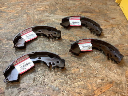 Mitsubishi Carisma uvm. Bremsbackensatz Original Mitsubishi NEU