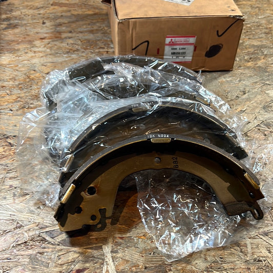 Original Mitsubishi Bremsbackensatz L200 2.0 2.4 NEU