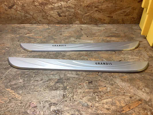 Mitsubishi Grandis Einstiegsschutzleistensatz Original Mitsubishi NEU