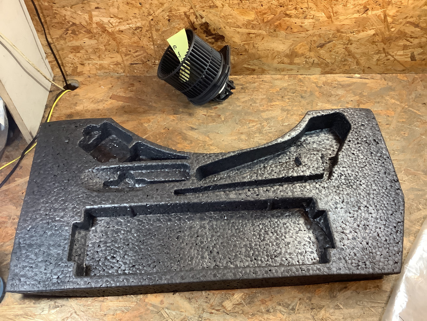 Opel Astra F Cabrio Formteil Ersatzrad Mulde Original GM NEU