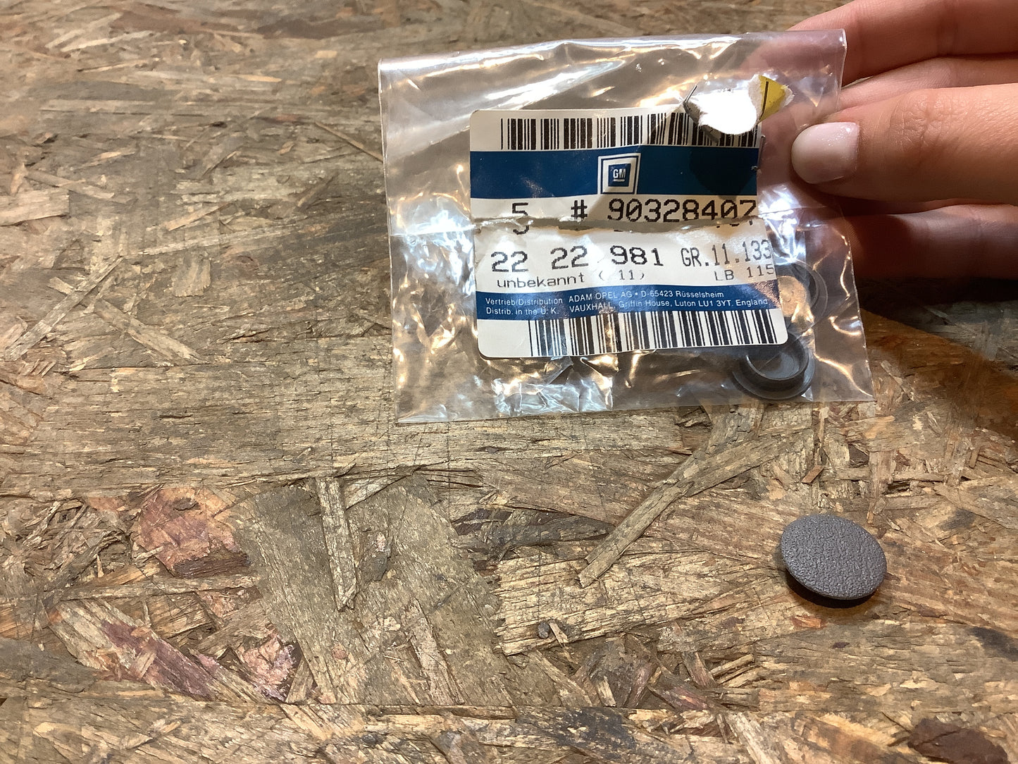 Vectra A/B Haubenverschluss, Seitenwand hinten grau Original GM NEU