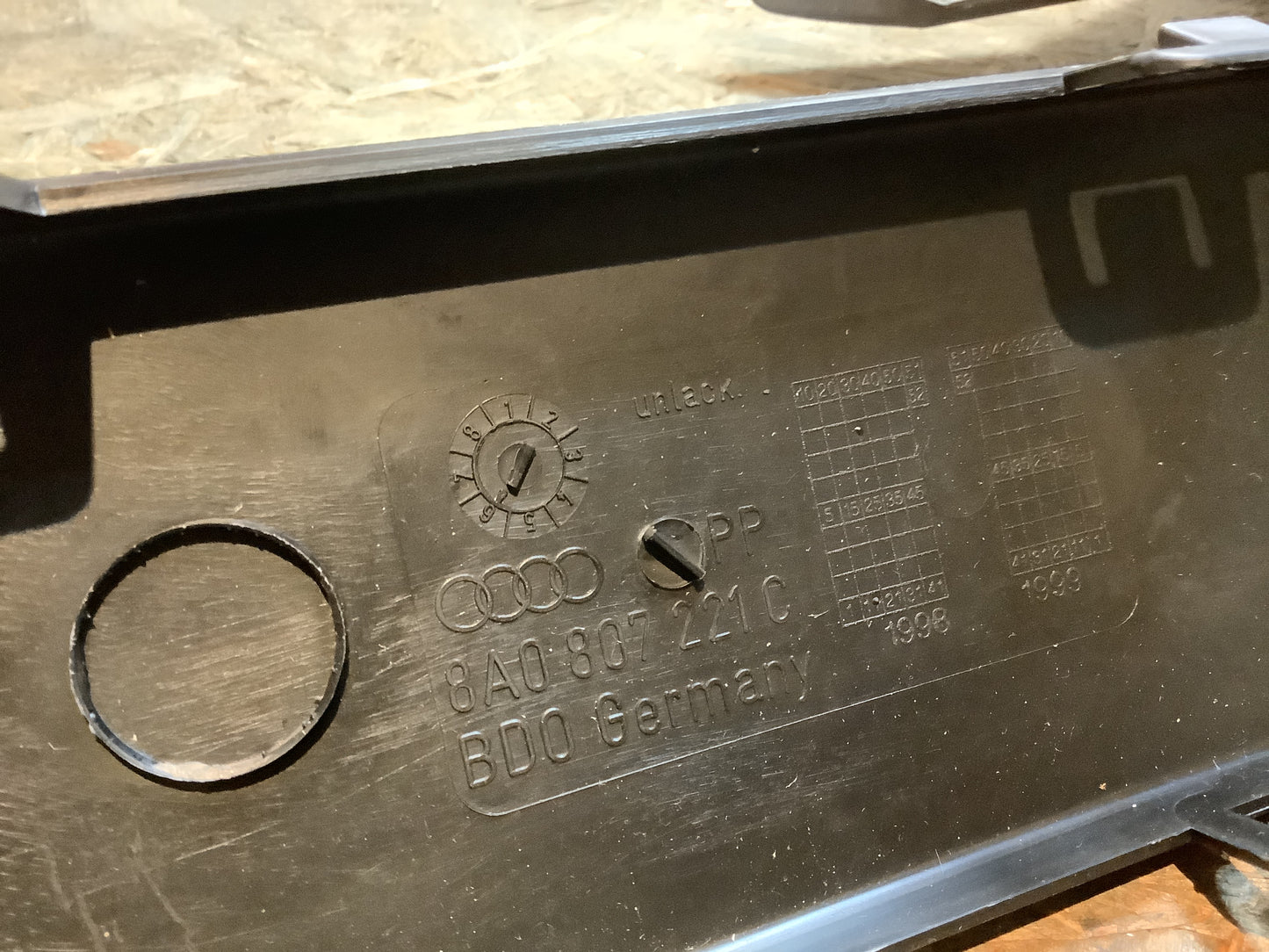 Audi 80/Avant Blende für Stoßfänger links Original Audi NEU