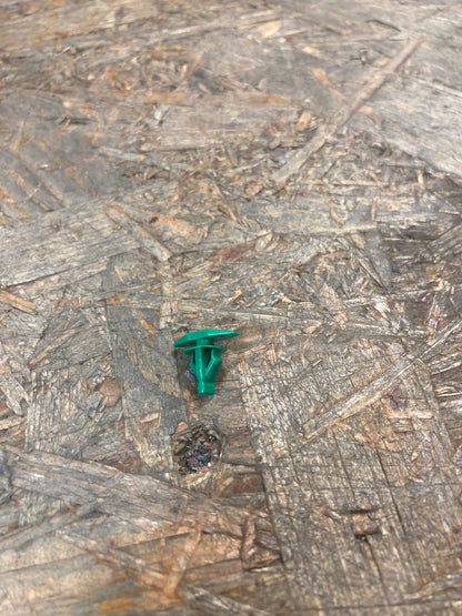 Mitsubishi Pajero Pinin Clip ab Haube Original Mitsubishi NEU