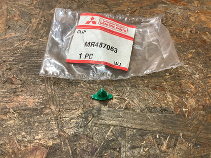 Mitsubishi Pajero Clip an Haube Original Mitsubishi NEU