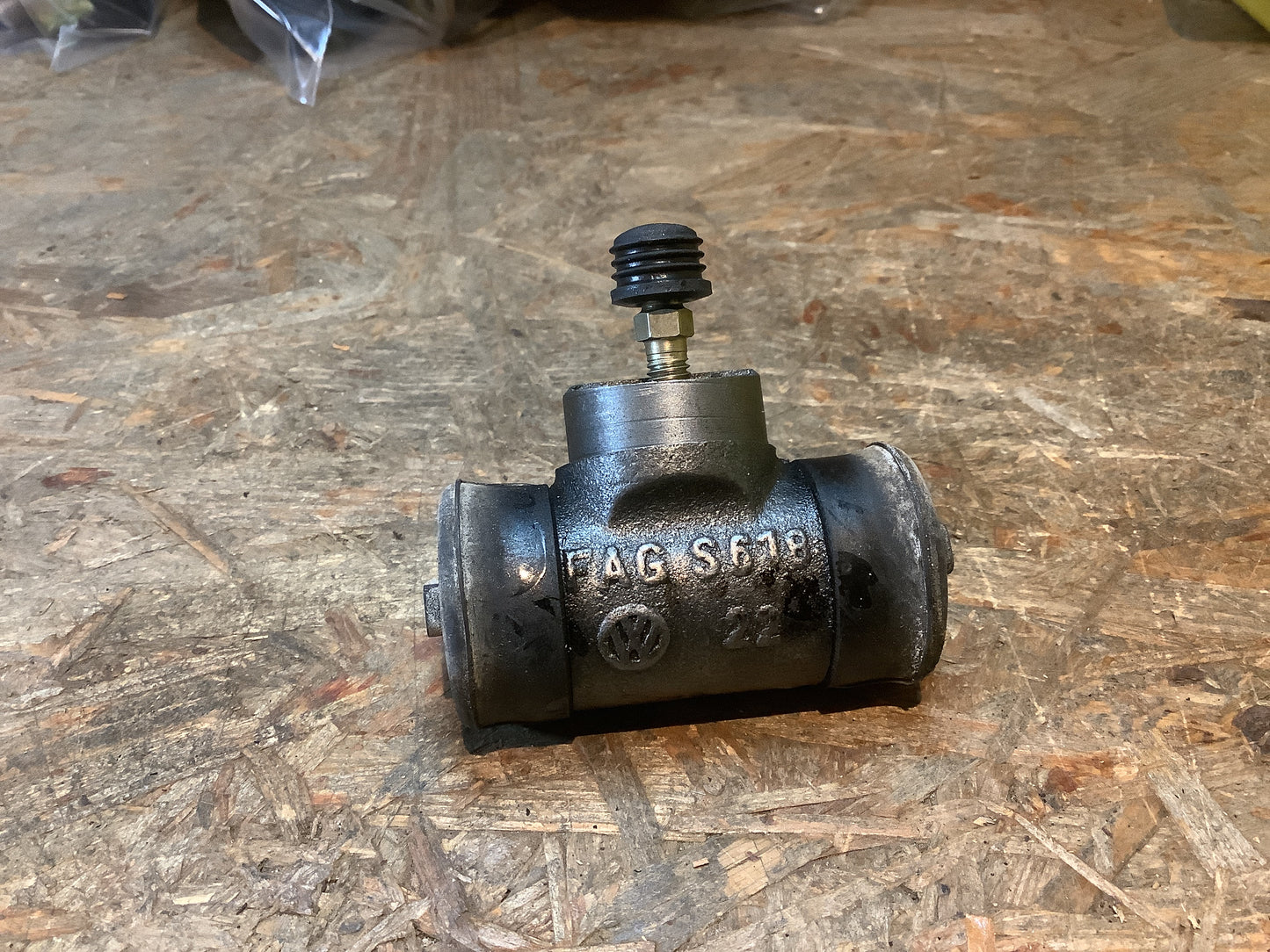 VW Bus 55´-71´, VW Kübel 181 Radbremszylinder Original VW NEU