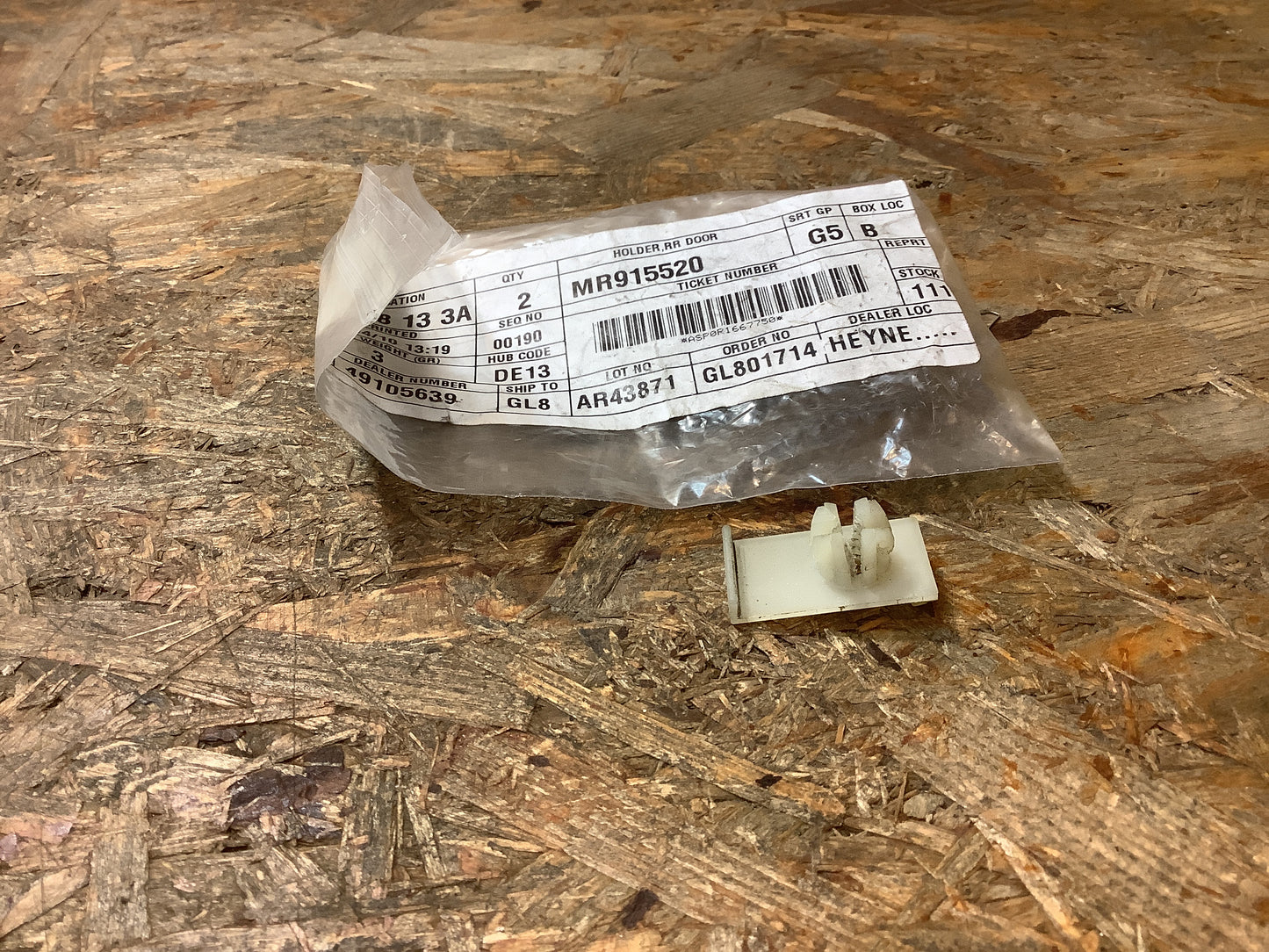 Mitsubishi Space Star Europe DG1A Türscheibenhalter Original Mitsubishi NEU