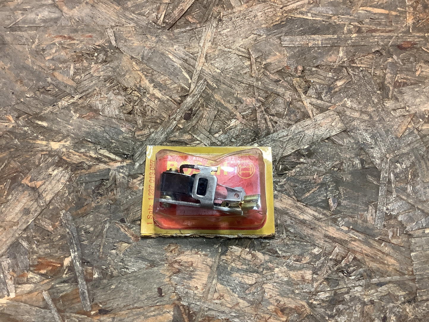 VW Transporter (1.6L) ab 8.67, 1200 alle Typen ab 8.69, 1300 ab 8.69, 1300(A), 1302 (1.3L), 1500 ab 8.68-7.70, 1600 ab 8.68-6.69 Kontaktsatz Zündverteiler Original Bosch NEU