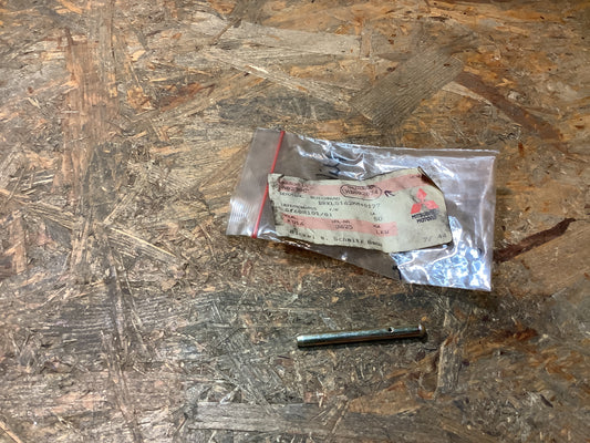 Mitsubishi Bolzen an Bremsbeläge Original Mitsubishi NEU