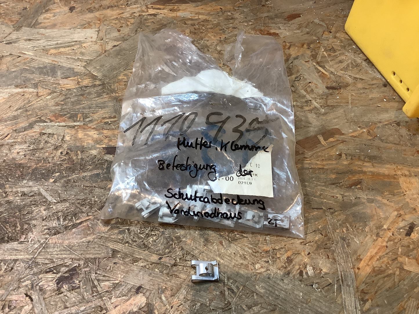 Modell unbekannt Mutter Klemme Befestigung derSchutzabdeckung Vorderradhaus Original GM NEU