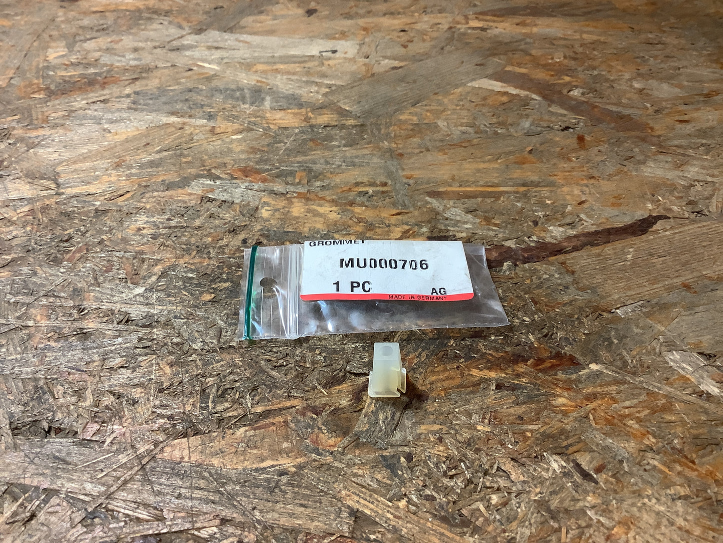 Mitsubishi Colt Z39A, Bj. 04-08 Tülle, Stoßstange vorne Original Mitsubishi NEU