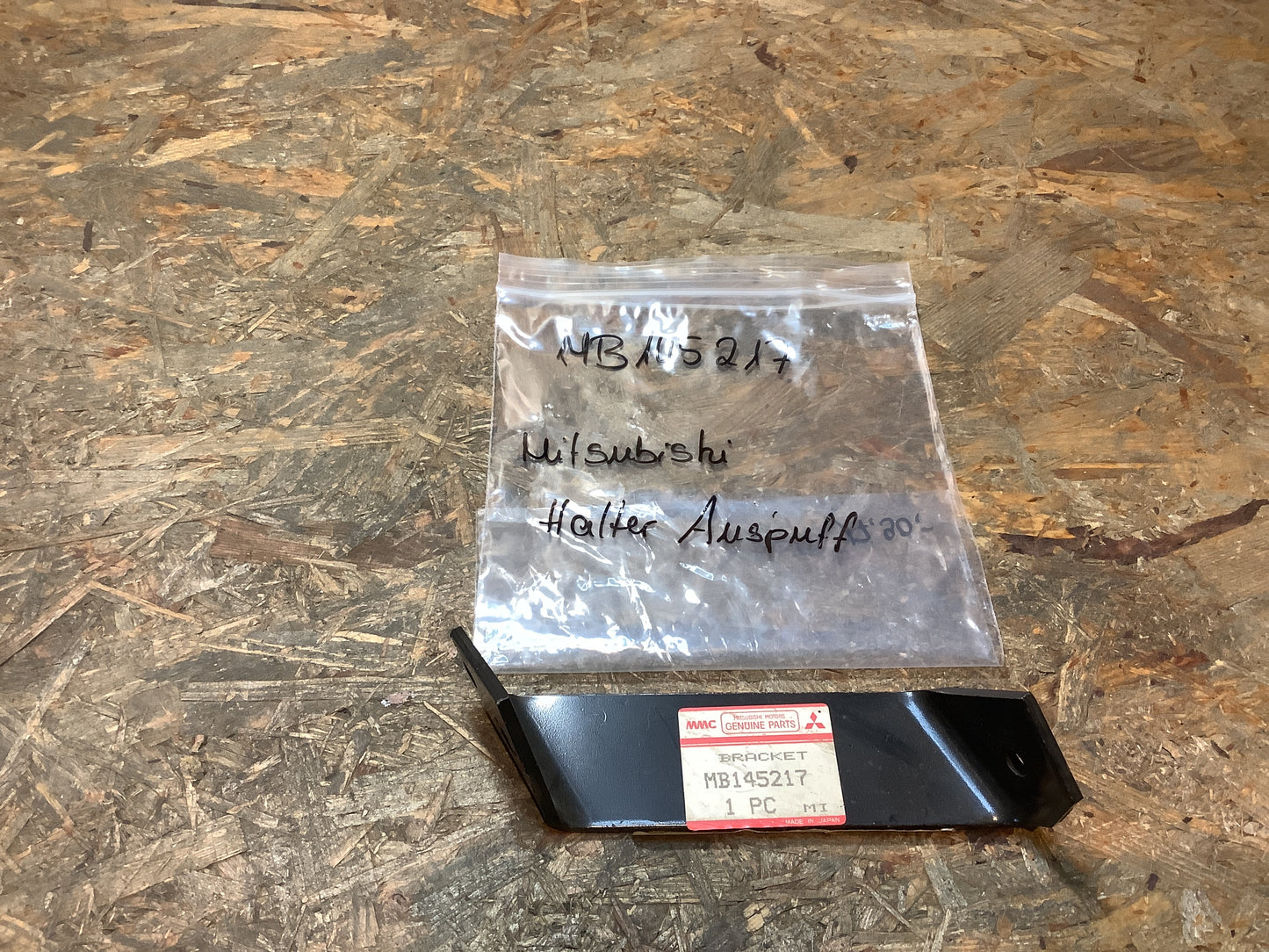 Mitsubishi Halter Auspuff Original Mitsubishi NEU