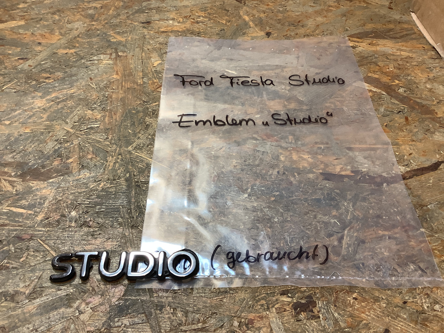 Emblem „Studio“ Original Ford GEBRAUCHT