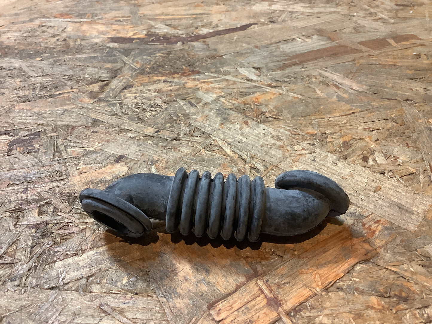 Kadett E Schlauchtülle an Heckklappe Original Opel NEU