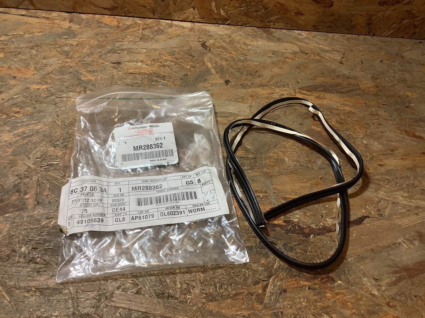 Mitsubishi Space Star Europe, DG1A Dichtung an Heckklappe Original Mitsubishi NEU