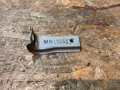 Halter an Grill Original Mitsubishi NEU