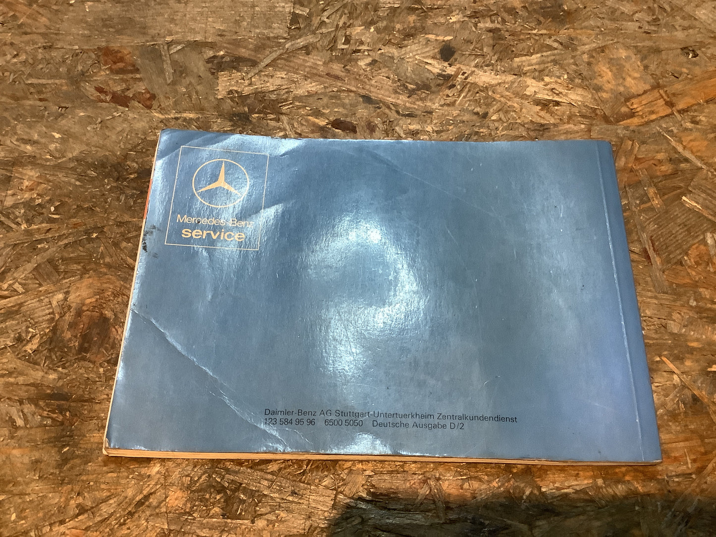 Bedienungsanleitung Mercedes-Benz 200D, 220D, 240D, 300D Seiten sind teilweise lose, sowie Riss im Cover (sehe Bild)