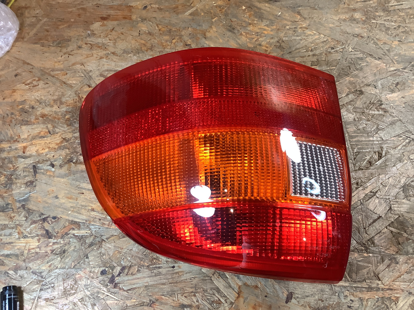 Astra F (T92) 1.6i, 16V Rückleuchte rechts (mit leichten Kratzern!) Original GM NEU