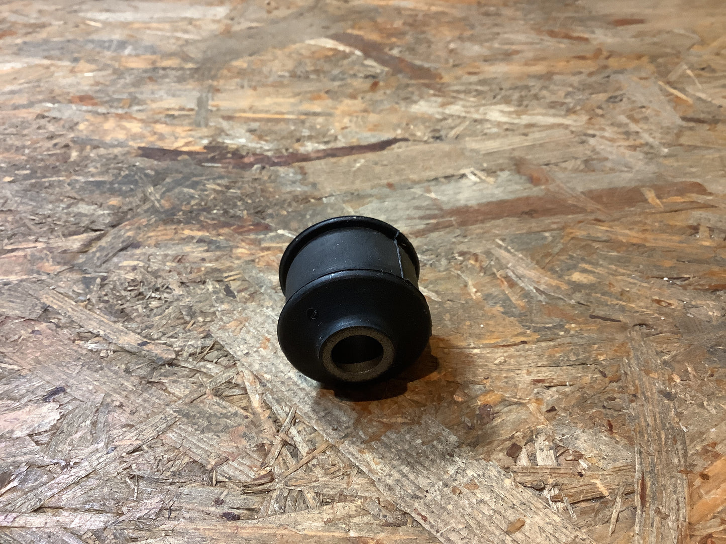 Mitsubishi Halter, Stabilisator-Buchse Original Mitsubishi NEU