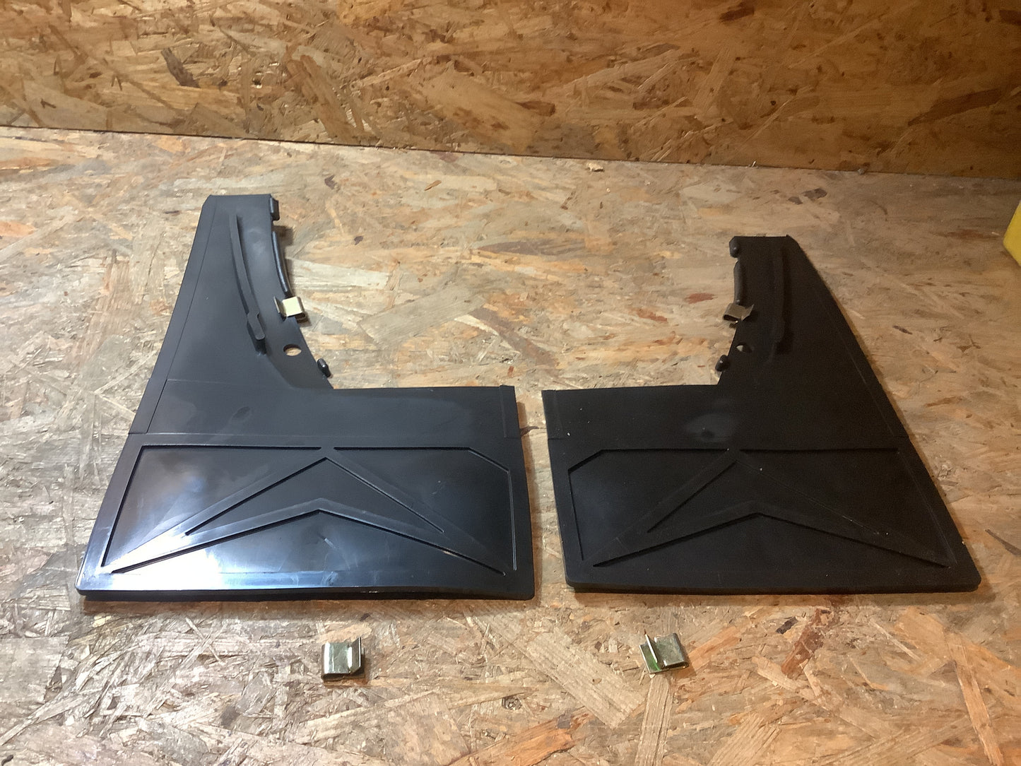 Audi 100 Schmutzfänger vorne Original Autoplus NEU