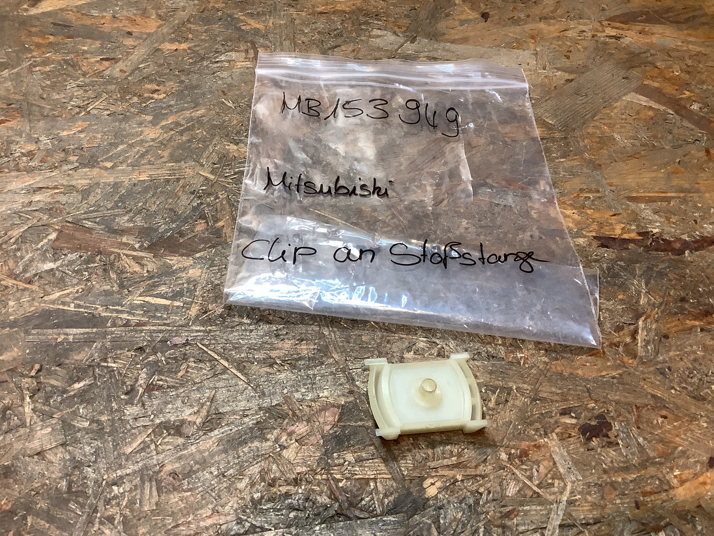 Mitsubishi Clip an Stoßstange Original Mitsubishi NEU