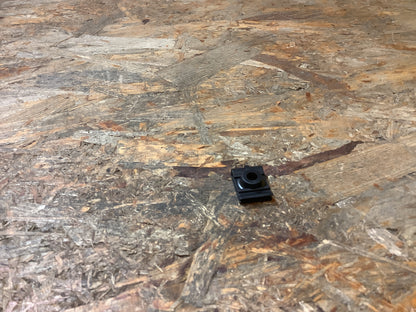 Mitsubishi Carisma, Space Star Tülle, Mutter an Spritzschutz Original Mitsubishi NEU