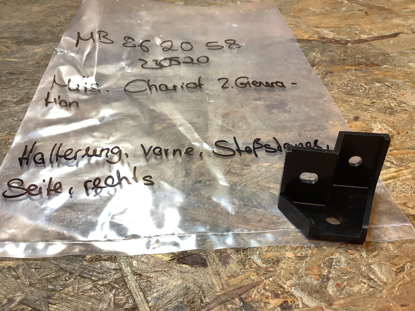 Mitsubishi Chariot Halterung, vorne, Stoßstange, Seite rechts Original Mitsubishi NEU