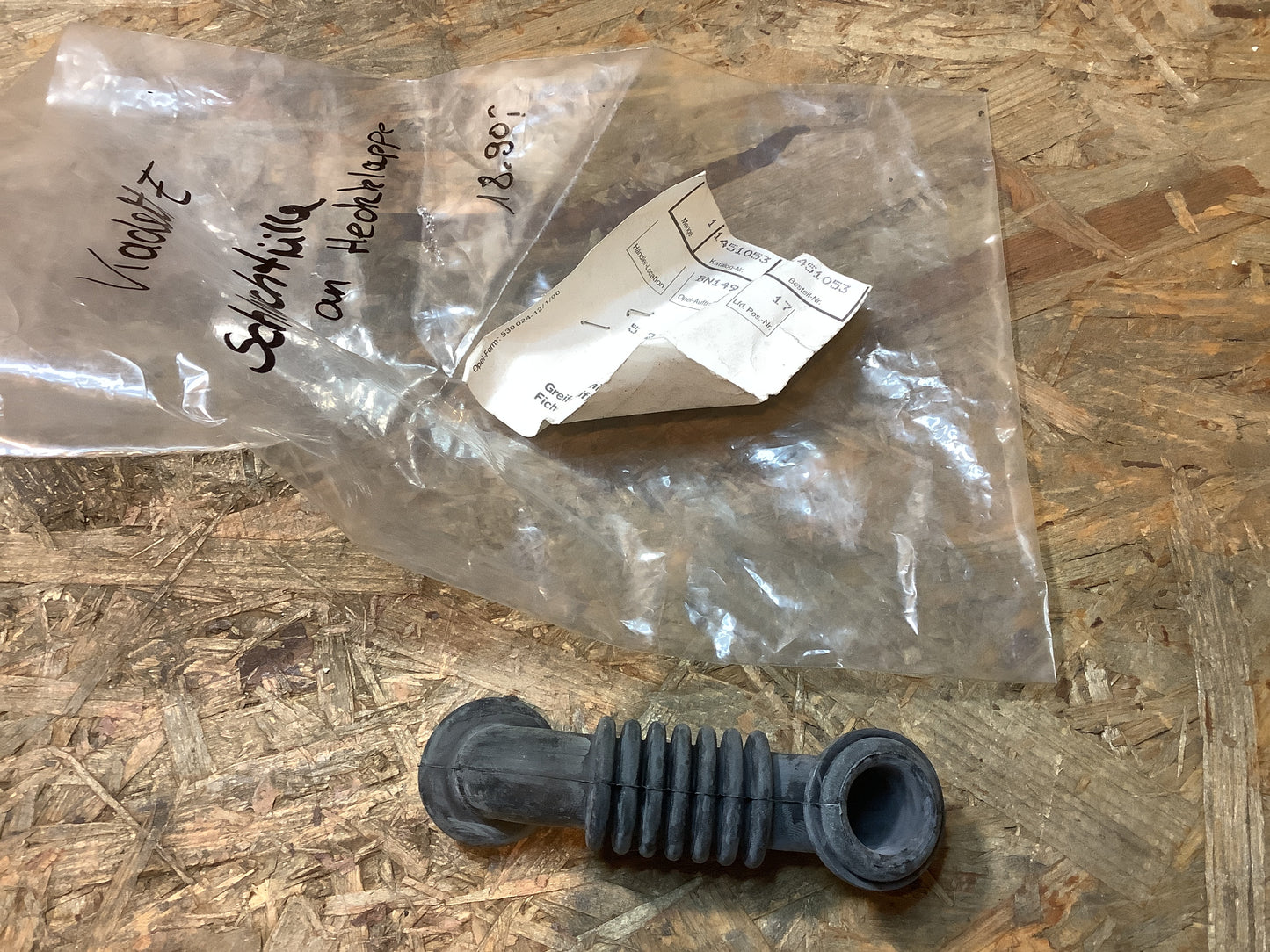 Kadett E Schlauchtülle an Heckklappe Original Opel NEU