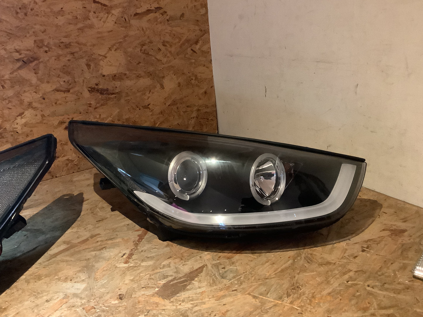 Tuning-Tec LED Tagfahrlicht Scheinwerfer für Hyundai Tucson / IX35 10-13 schwarz