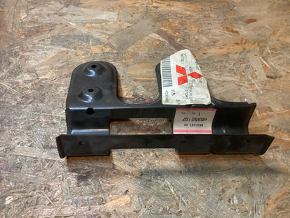 Mitsubishi Eclipse D20 Nebelschlussleuchtenhalter Original Mitsubishi NEU