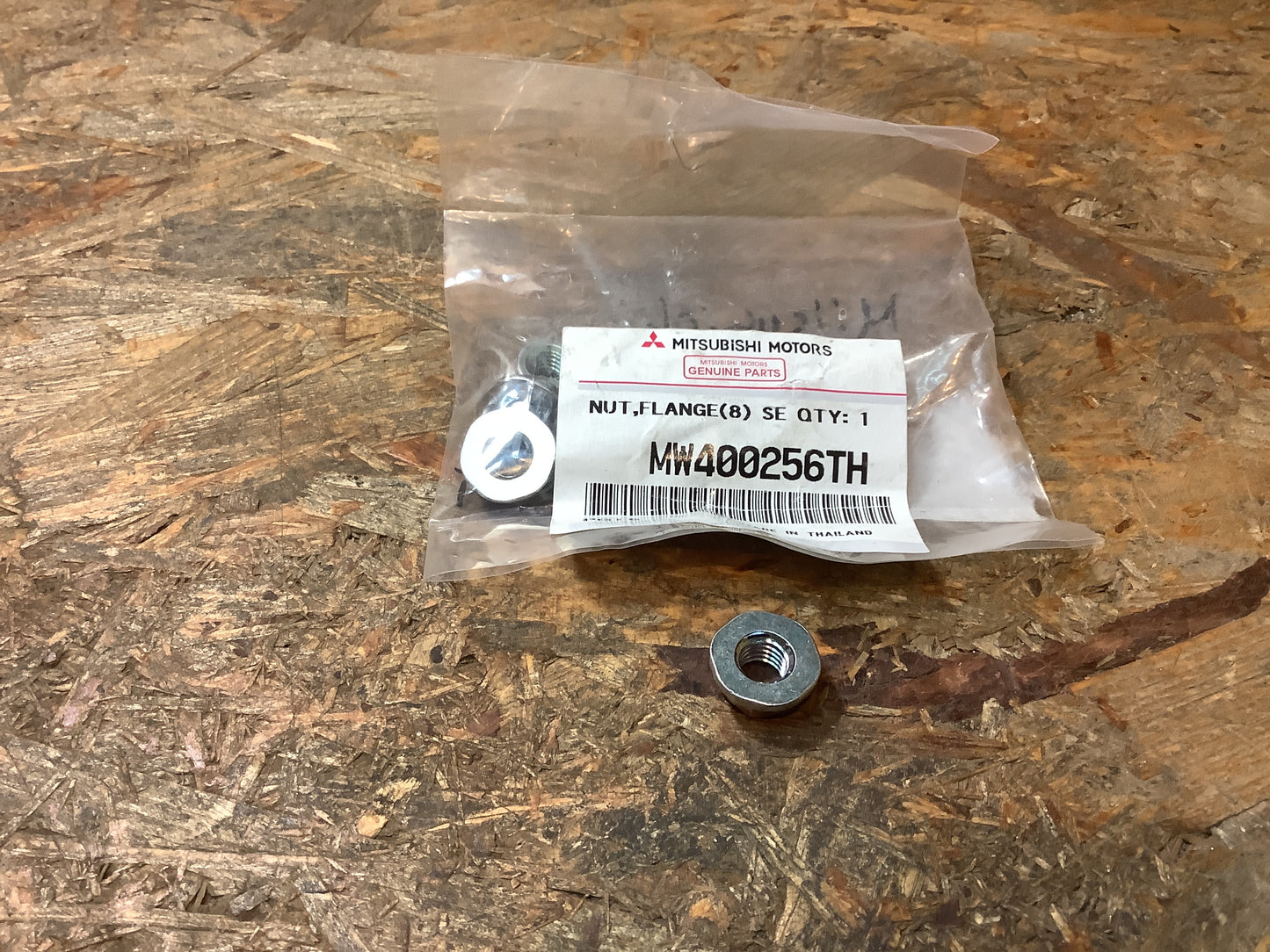 Mutter M8 Original Mitsubishi NEU