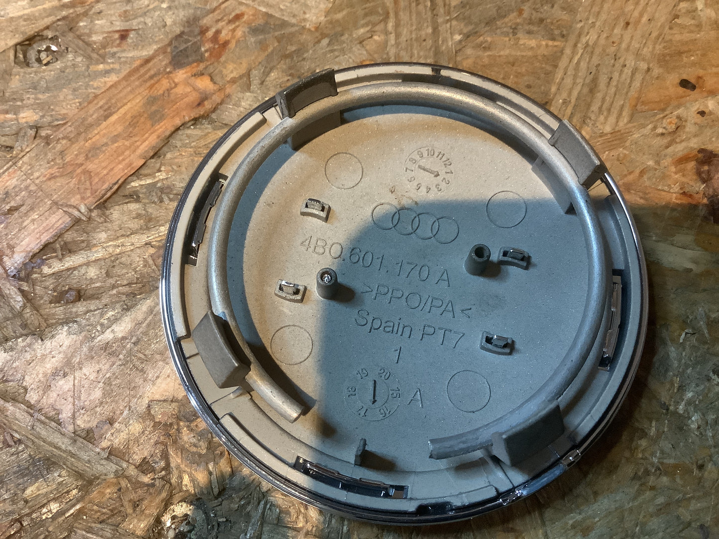 Audi A3,Q3,A4,Q5,A8,TT/TTS Radzierkappe grau-metallic Original VW AUDI NEU