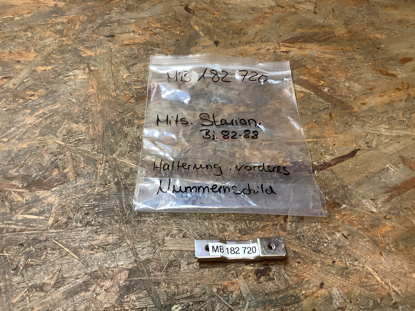 Mitsubishi Starion Halterung, vorderes Nummernschild Original NEU