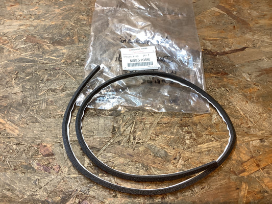 Mitsubishi Distanzstück Windschutzscheibe Original Mitsubishi NEU