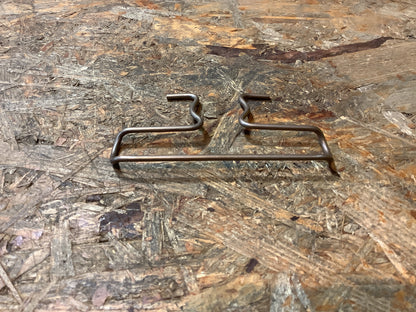 Mitsubishi L300; L032P, Bj.86-94 Feder, vorderer Bremsbelag, Anti-Quietsch Original Mitsubishi NEU