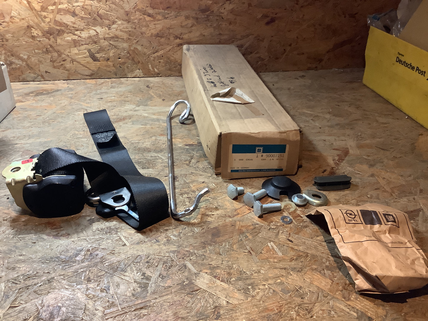 Kadett E 3-Türer Gurt und Zubehör Original GM NEU