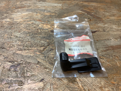 Mitsubishi Pajero V25W Bj. 94-97; Mitsubishi Montero V25W Bj. 94-97 Stopfen, Handschuhfach Original Mitsubishi NEU