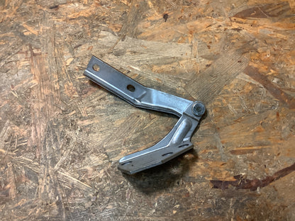 Mitsubishi Mirage Scharnier, Motorhaube rechts Original NEU