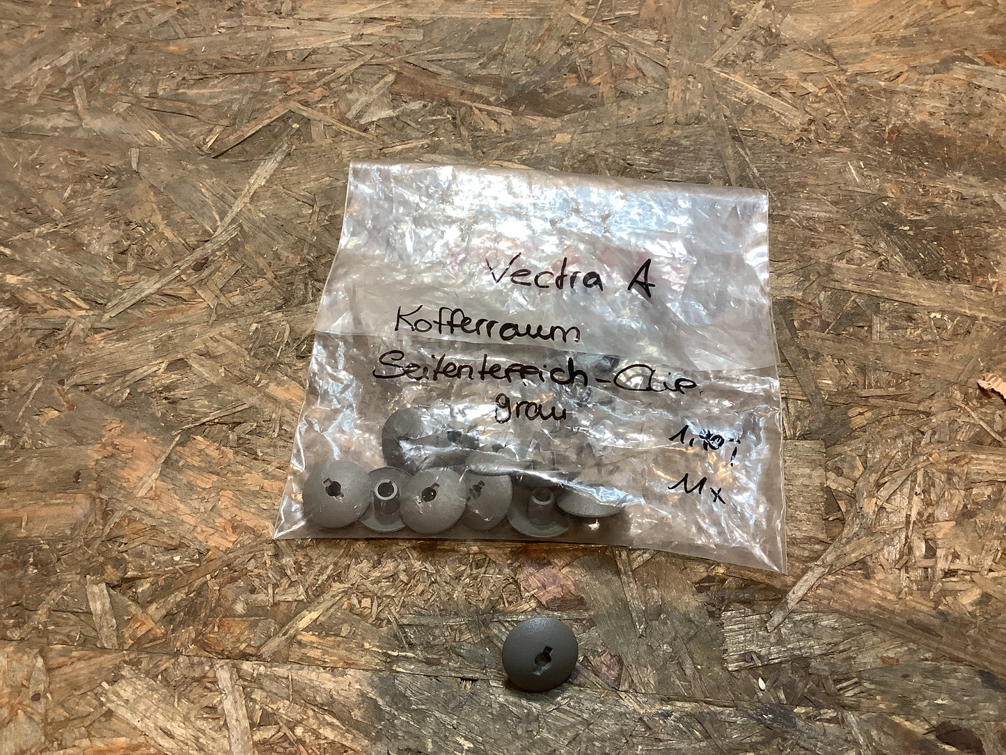 Vectra A Kofferraum Seitenteppich-Clip Grau NEU