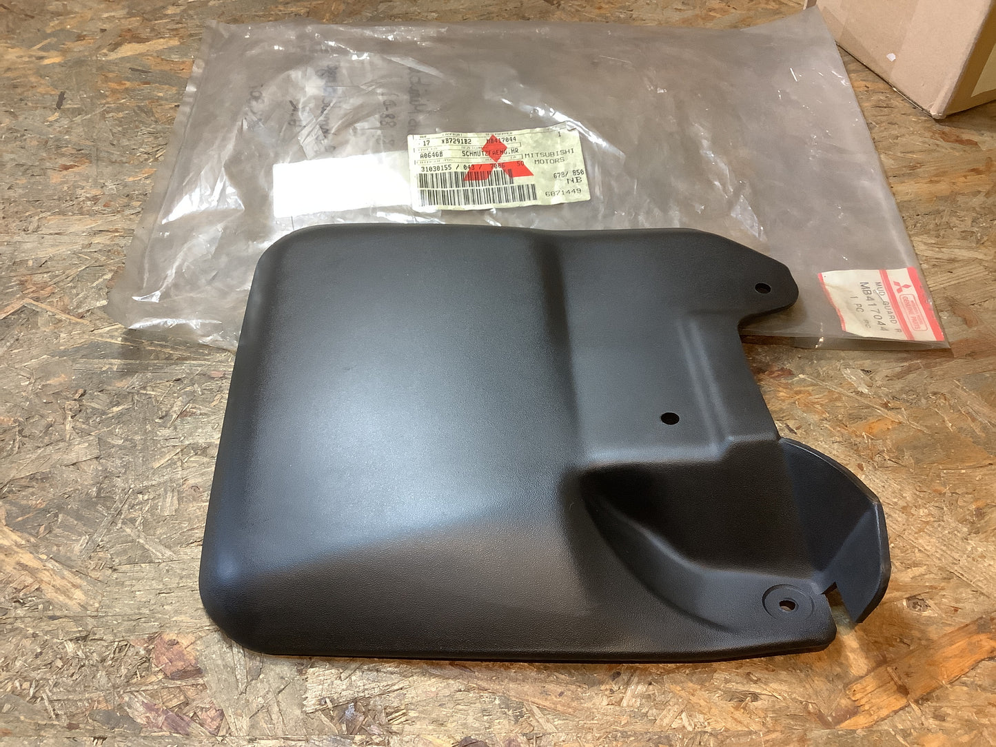 Mitsubishi Minibus Bj. 88-09 Schmutzfänger H.R. Original Mitsubishi NEU